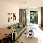 Apartman Go By Olympic Gardens *