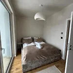 Apartman Go By Olympic Gardens